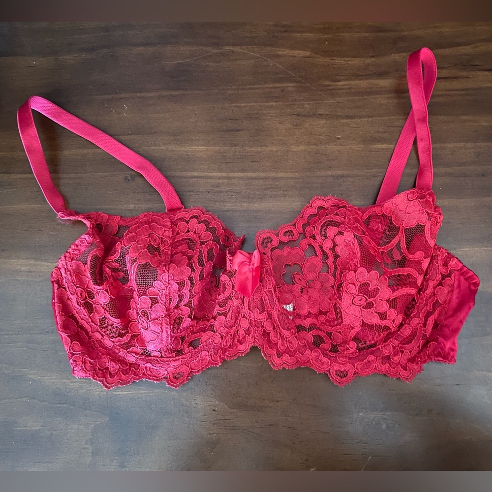 Victoria’s Secret ✨Gold Label✨ Red Lace Bra